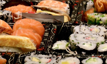 veliké množství sushi pochoutek vyrobených na kurzu sushi