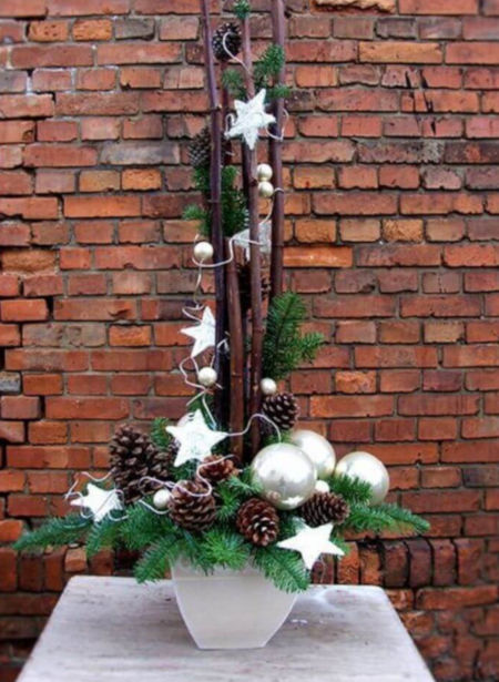 bílý truhlík vánočně vyzdobený větvičkami, šiškami, bílými baňkami a hvězdičkami
